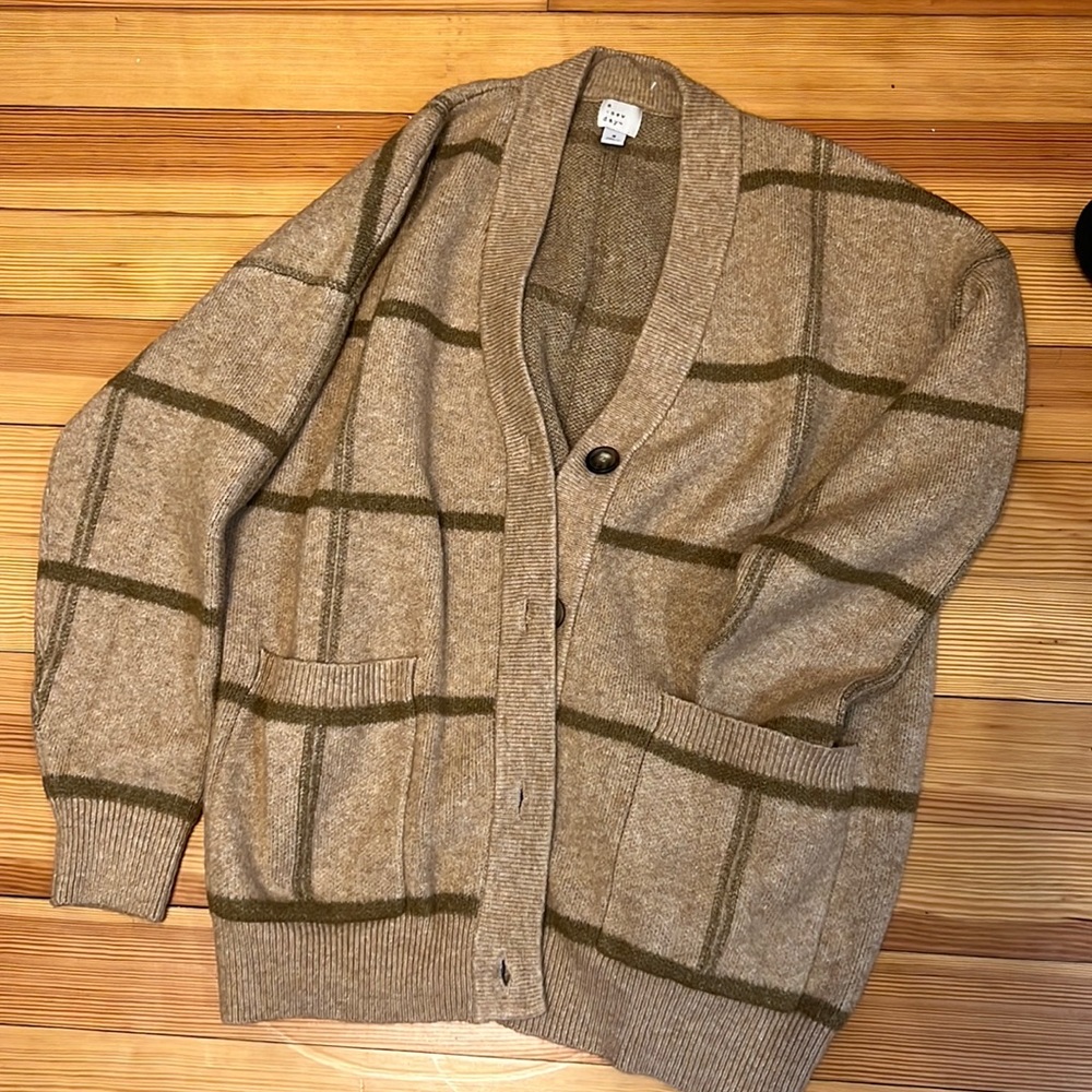 Beige button down cardigan w/pockets